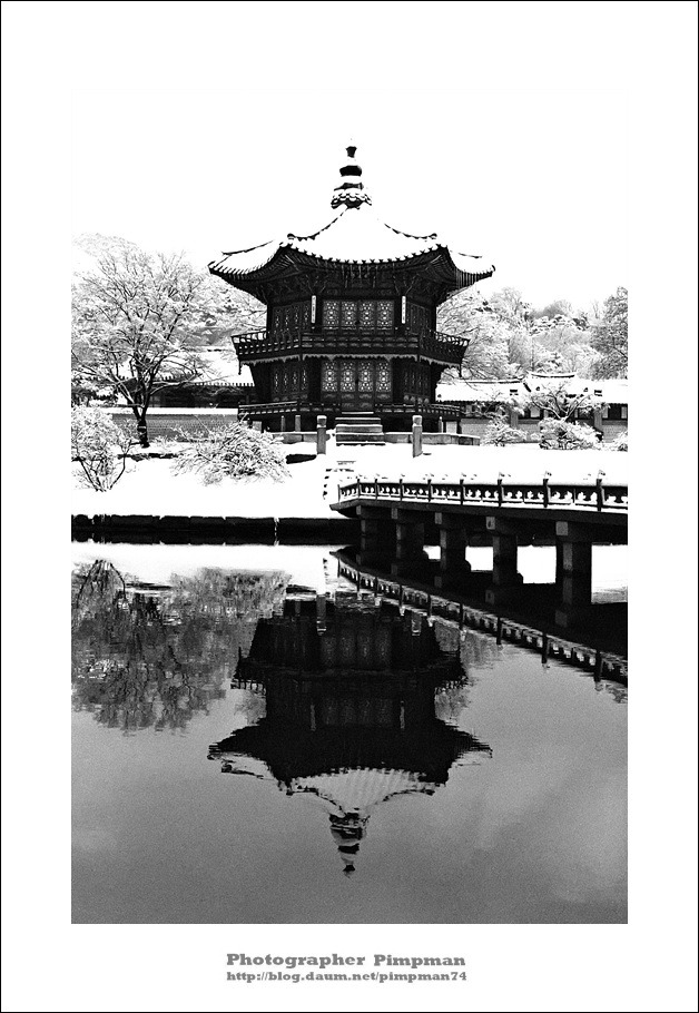 2010-03-11 현상 (067롤 - 흑백) - 눈내린 경복궁에서 1