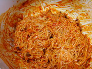 설날 이후의 매콤한 비빔국수