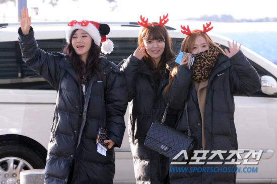 [PIC][24-12-2012]SNSD khởi hành đi Nhật Bản vào sáng nay + 8 thành viên đeo bờm giáng sinh trước sân bay + Sunny vắng mặt vì ốm 13328A4050D7A76A229076