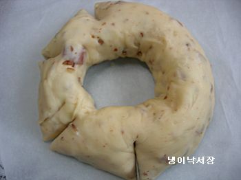 파칸이 들어간 치즈크림빵