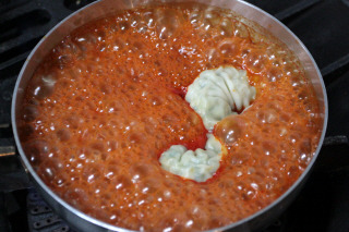 한입 먹으면 바로 중독이 되는 - 만두 떡볶이