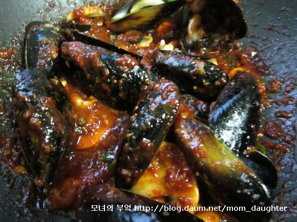이게 진짜 맛있게 매워<홍합볶음우동>