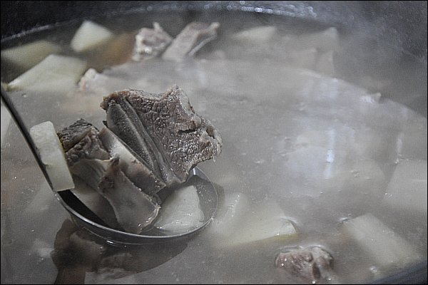 몸을 따뜻하게 해 주는 갈비탕