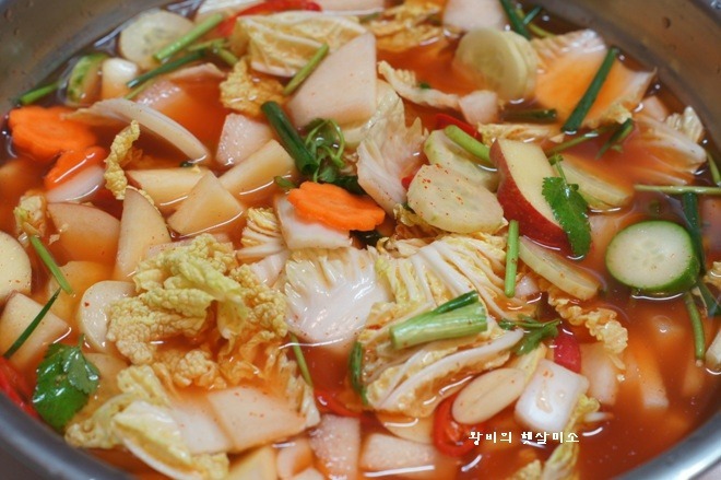 과일이 들어가 국물맛이 시원한 나박 김치