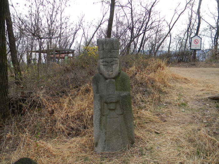 초안산 허공바위, 헬기장 부근 옛 무덤과 문인석들