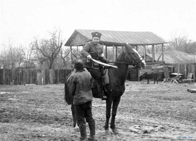 코사크 기병의 소련 빨치산 처형 - Russian Cossacks cavalry Wehrmacht police man execution of soviet partisan