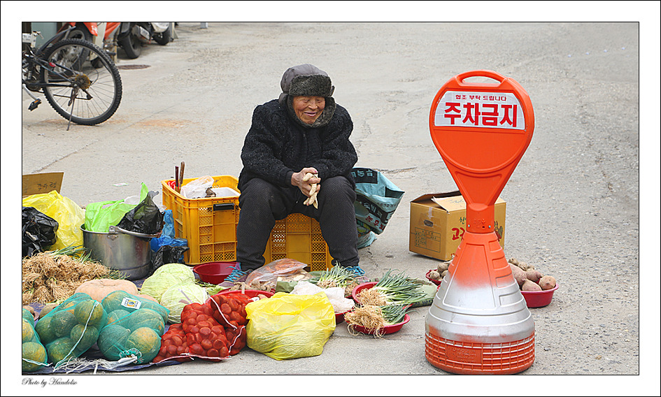 그냥 웃지요.