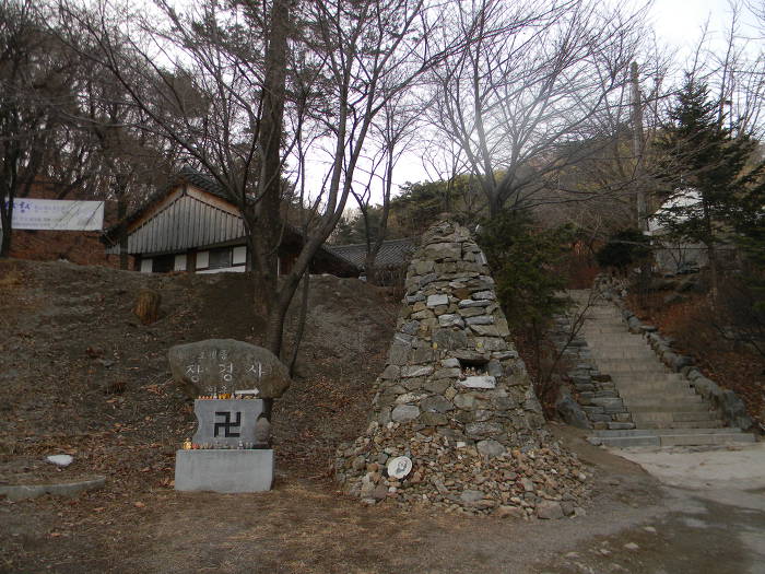 늦겨울에 잠긴 남한산 장경사 (강희21명 장경사 동종, 삼성각, 일주문)